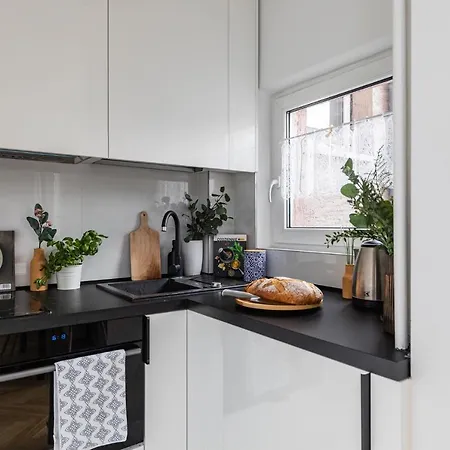 Apartament Super żelazna 83-85 *
